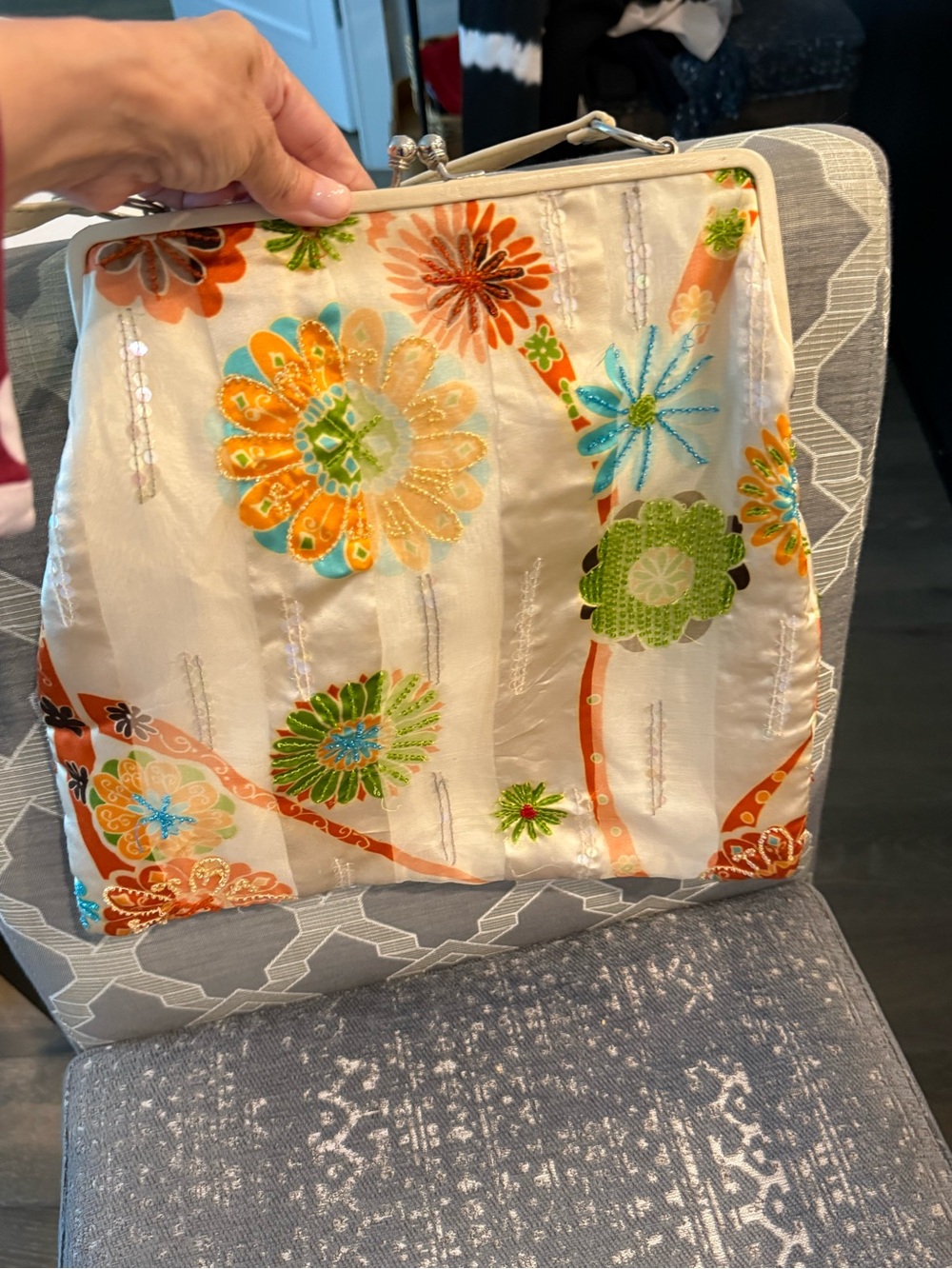 Vintage Embroidered Satin Floral Kiss Lock Shoulder Bag